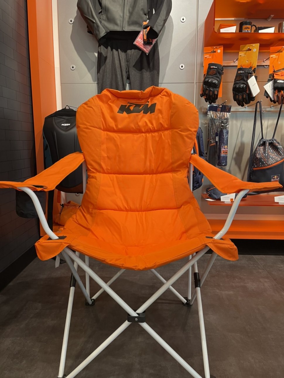 RACETRACK CHAIR